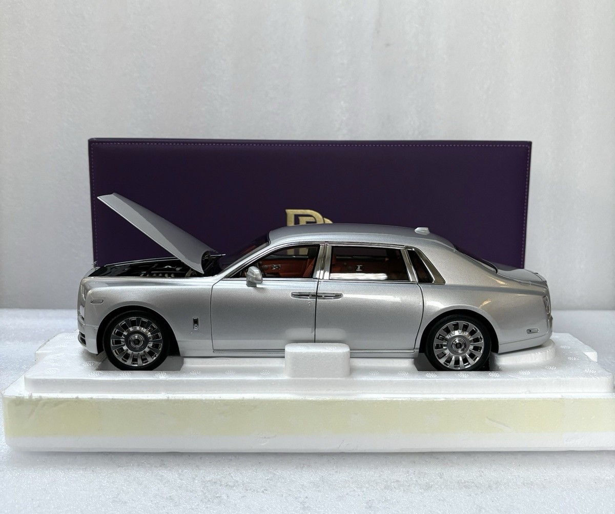 1/18 Rolls-Royce Phantom VIII Silver Dealer Edition Diecast Limit