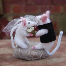 HAND MADE FELT WEDDING MICE MOUSE BRIDE GROOM  GIFT NEEDLE FELTED
