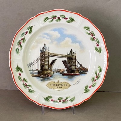 1986 Wedgwood Queen's Ware Christmas Plate Tower Bridge London - Made in England