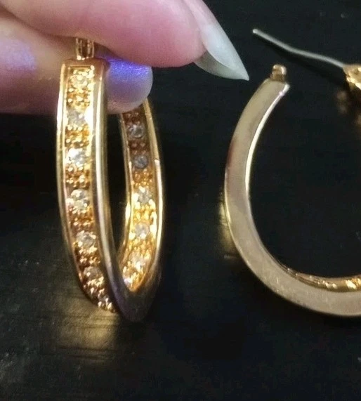 Pendientes de aro ovalados Avon 2005 para mujer con pedrería interior exterior tono dorado Foto 2 de 3