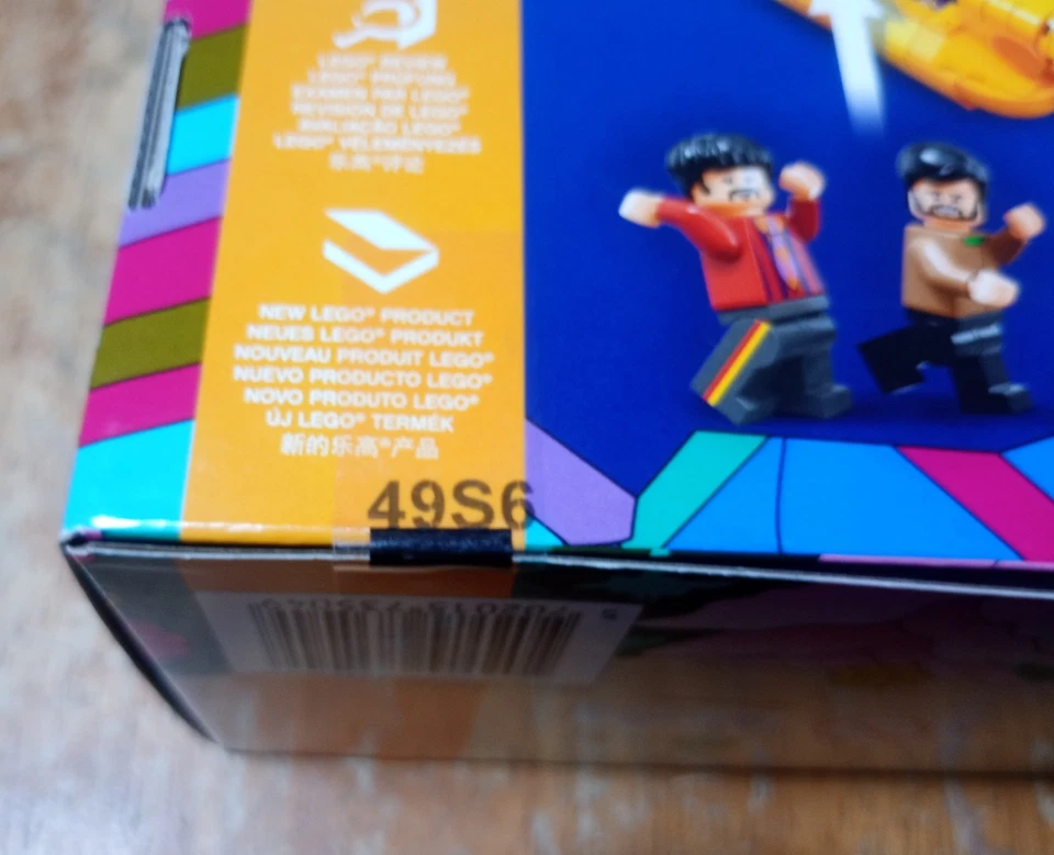 LEGO Ideas: The Beatles Yellow Submarine (21306) - Image 3 of 4