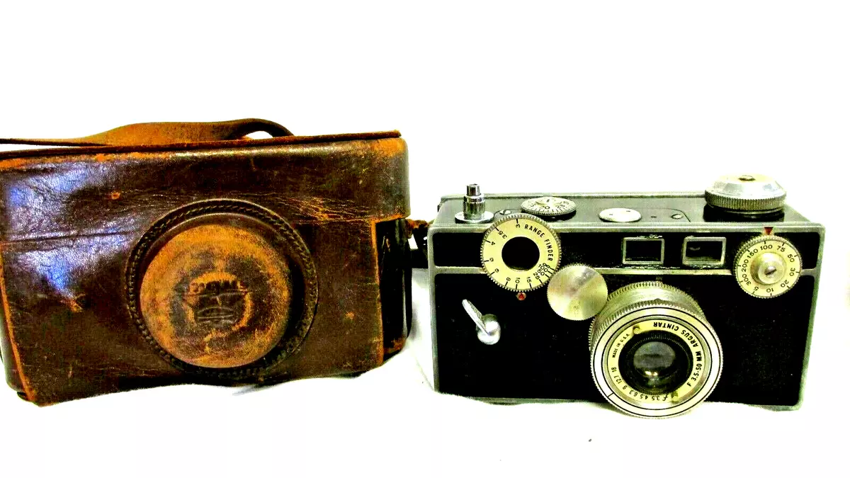 VINTAGE LATE 1930s EARLY 1940s ARGUS C3 CAMERA WITH CASE