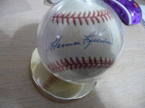 Harmon Killebrew Autographed baseball Plus Stand
