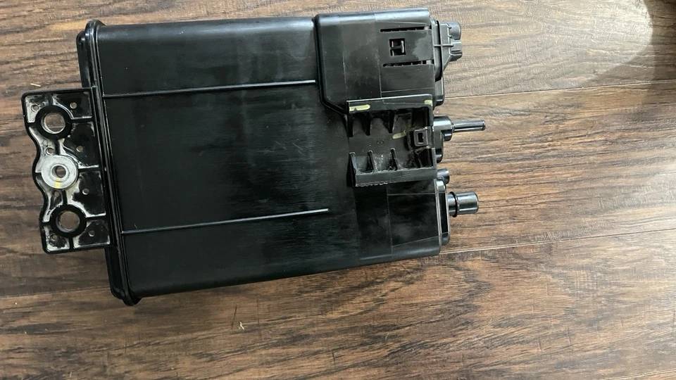 Bote de vapor de combustible Toyota Corolla 2014 a 2019 Foto 3 de 4