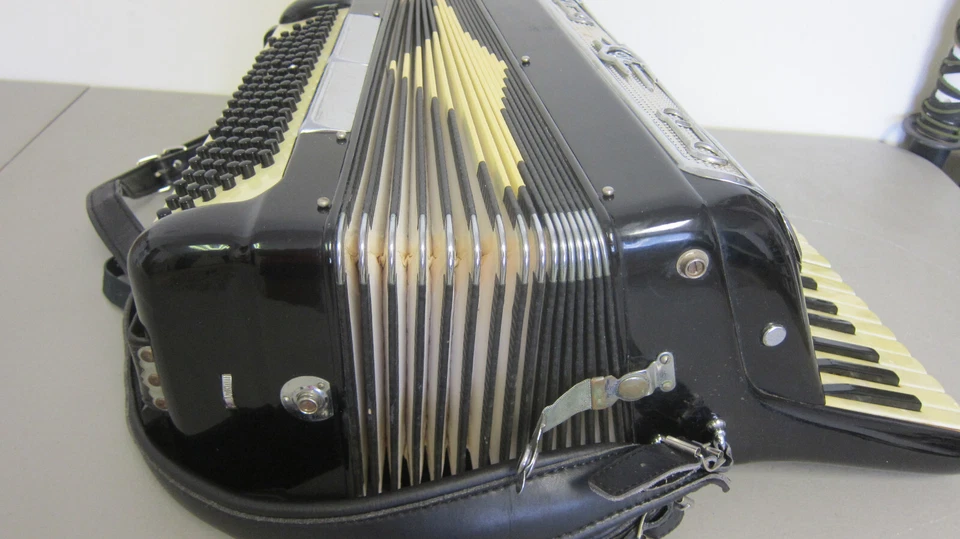 Castiglione Series 408 Detroit Vintage Black  Accordion W/ Case - Made In Italy - Image 3 of 4