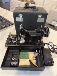 1941 Singer Featherweight 221 Scroll Sewing Machine w/Case & Attachments