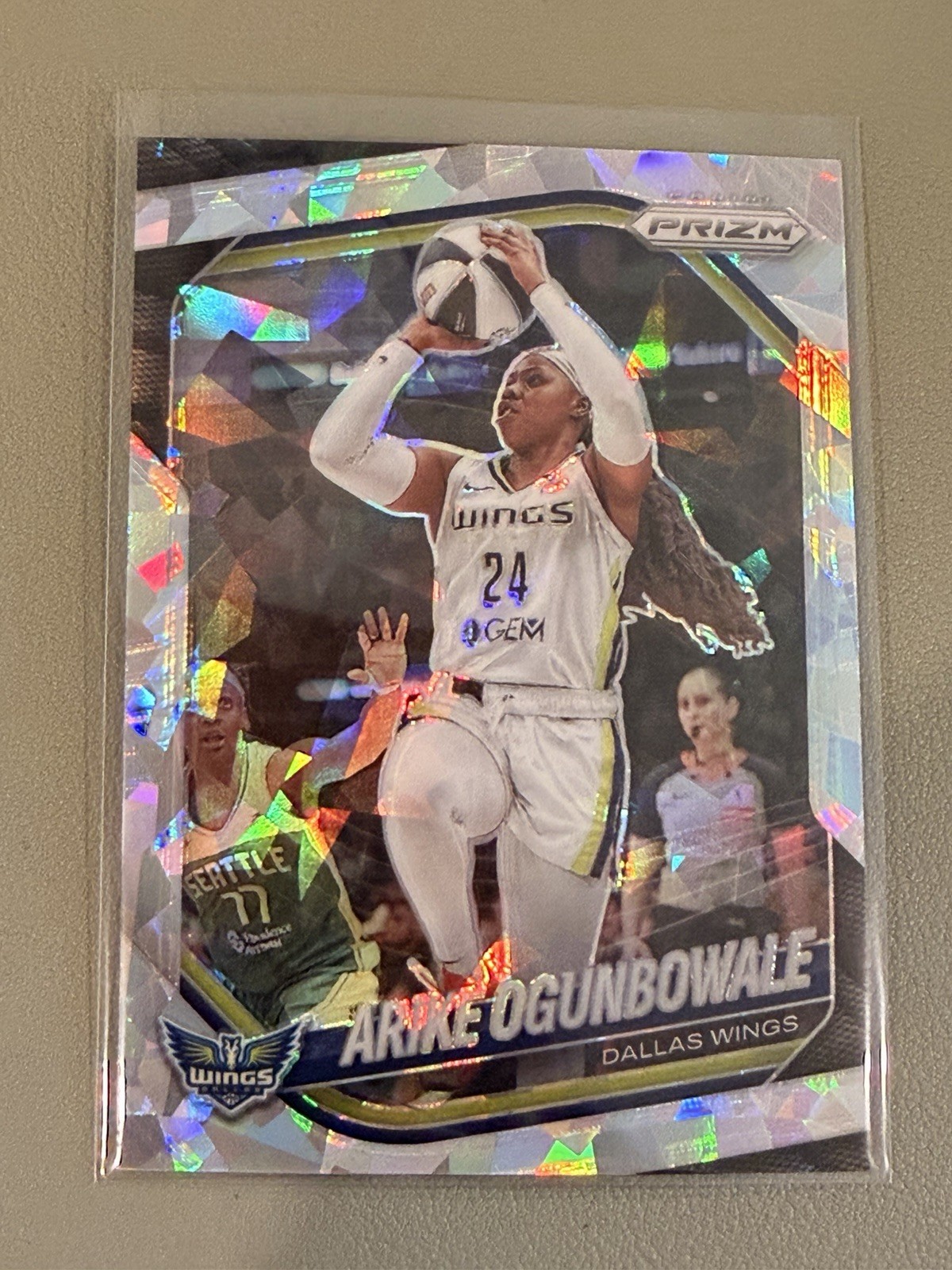 ARIKE OGUNBOWALE 2025 WNBA Panini Prizm Silver Cracked Ice #73 Dallas Wings