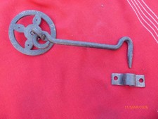 crochet ancien en fer forgé de porte volet art populaire