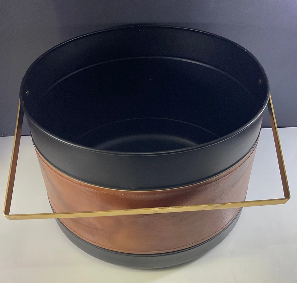 Cubo de troncos de leña de metal con banda de cuero mango de latón Foto 4 de 4