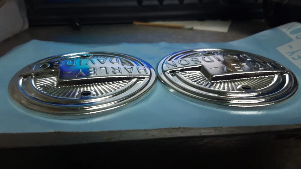 Par de 2 piezas emblema de tanque de gasolina cromado completo apto para Harley Davidson Panhead 1957 1958 Foto 3 de 4