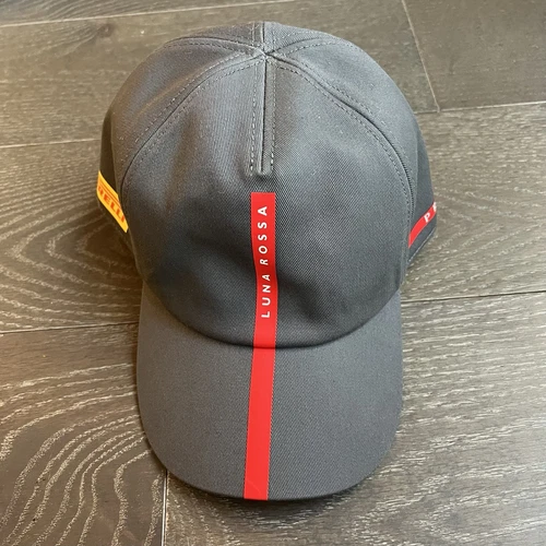 Chapeau de course Prada Luna Rossa Pirelli gris Formule 1