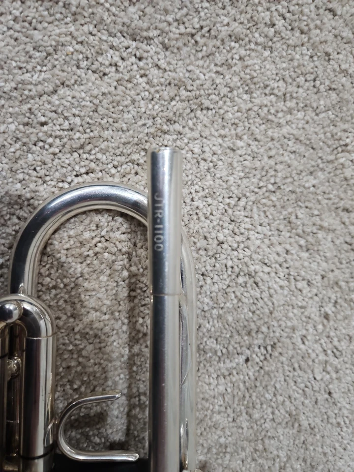 Trompeta Jupiter JTR-1100 Intermedia Plateada con Estuche y Boquilla Foto 4 de 4