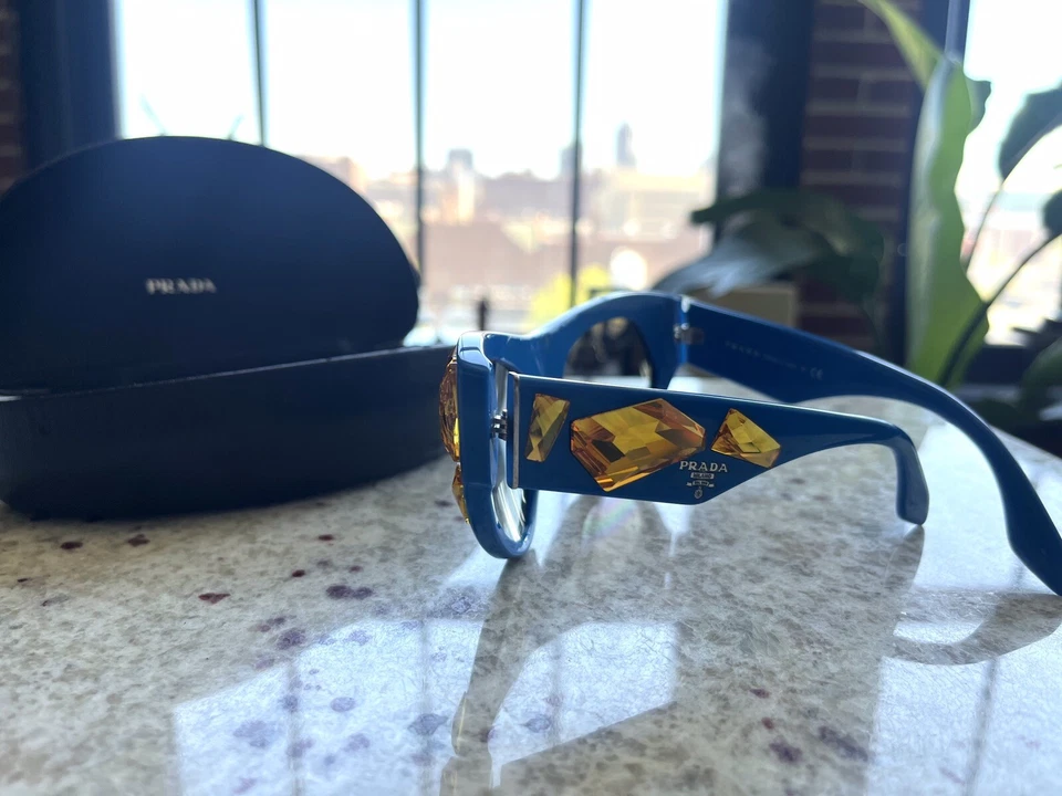 正品普拉达 VOICE SPR21Q 黄色水晶装饰蓝色猫眼太阳镜 — 第 2/4 张图片