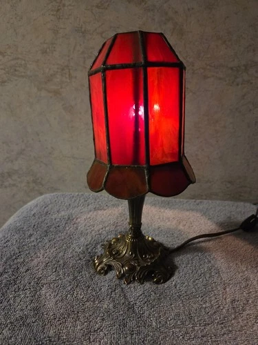 Vintage Tiffany-Style Stained Glass Accent Lamp with L&L WMC Metal Bace 1973