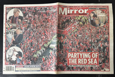 Daily Mirror Manchester United  Partying of The Red Sea  Treble Season 28-5-1999