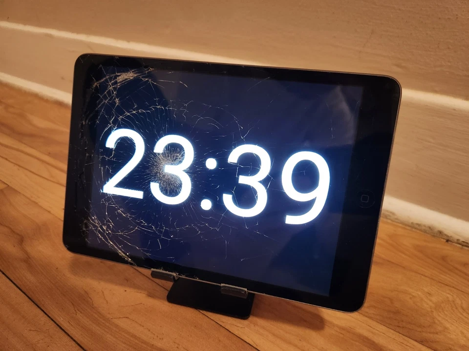 Ipad mini 1st gen black AS-IS, Fully Working, Cracked Screen FOR MONITOR/DISPLAY - Image 2 of 4