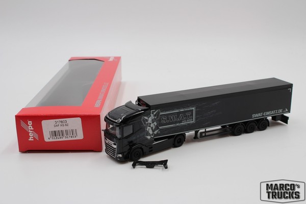 "Herpa Daf Xg Schubboden-Sattelzug \"S.W.A.T.\" Nr. 317603 1:87 /HN3137"-image