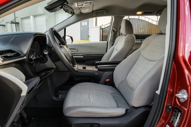 2023 Toyota Sienna LE минивэн 4D - Изображение 4 из 4