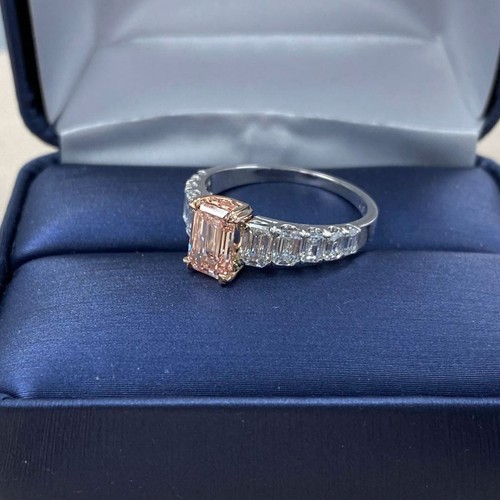 Bague de fiançailles IGI 2,78 ctw fantaisie rose intense taille émeraude en laboratoire diamant cultivé 14 carats - Photo 13 sur 14