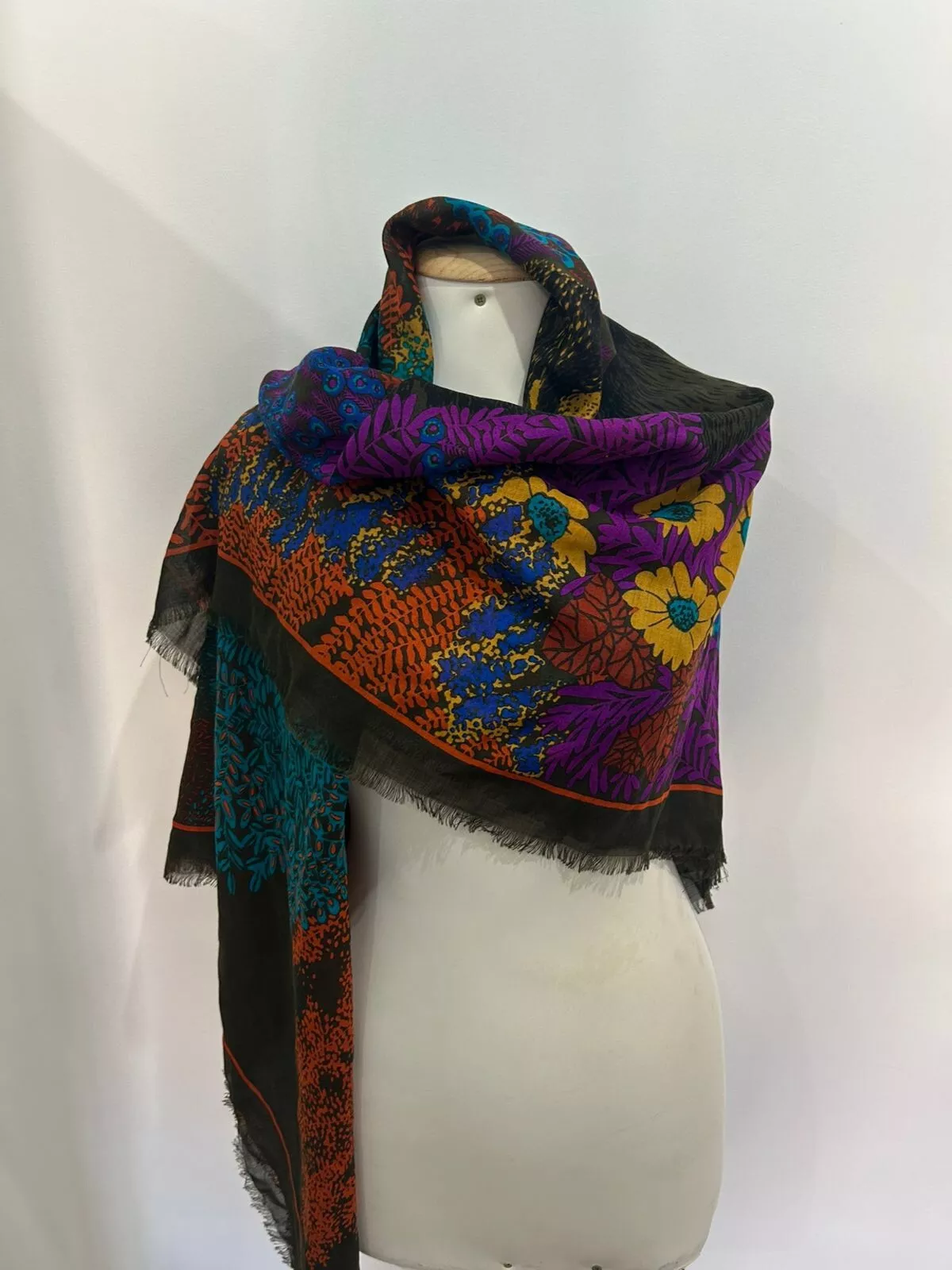 S7# Châle Christian Dior multicolore 35 pouces a trous et fils tirés.