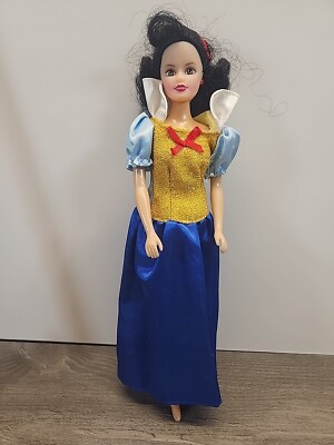 Imposter Snow White? Inverted Dress Pattern And No Brandong On Body 11'' Tall