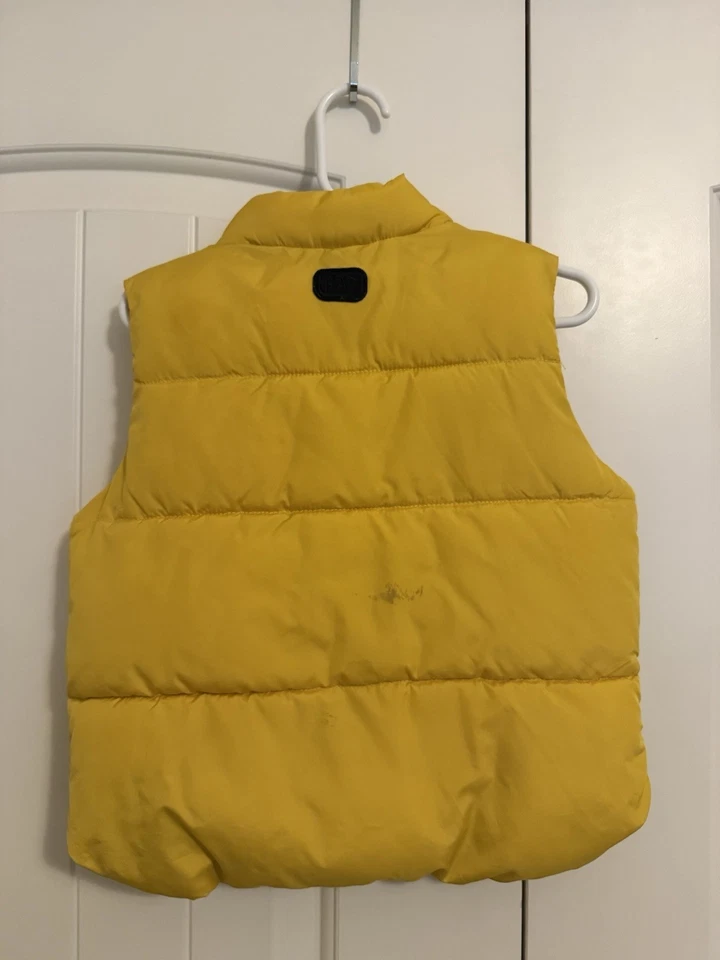 Chaleco acolchado acolchado forrado de lana amarillo talla 2 años (2T) GAP para niños pequeños Foto 2 de 4