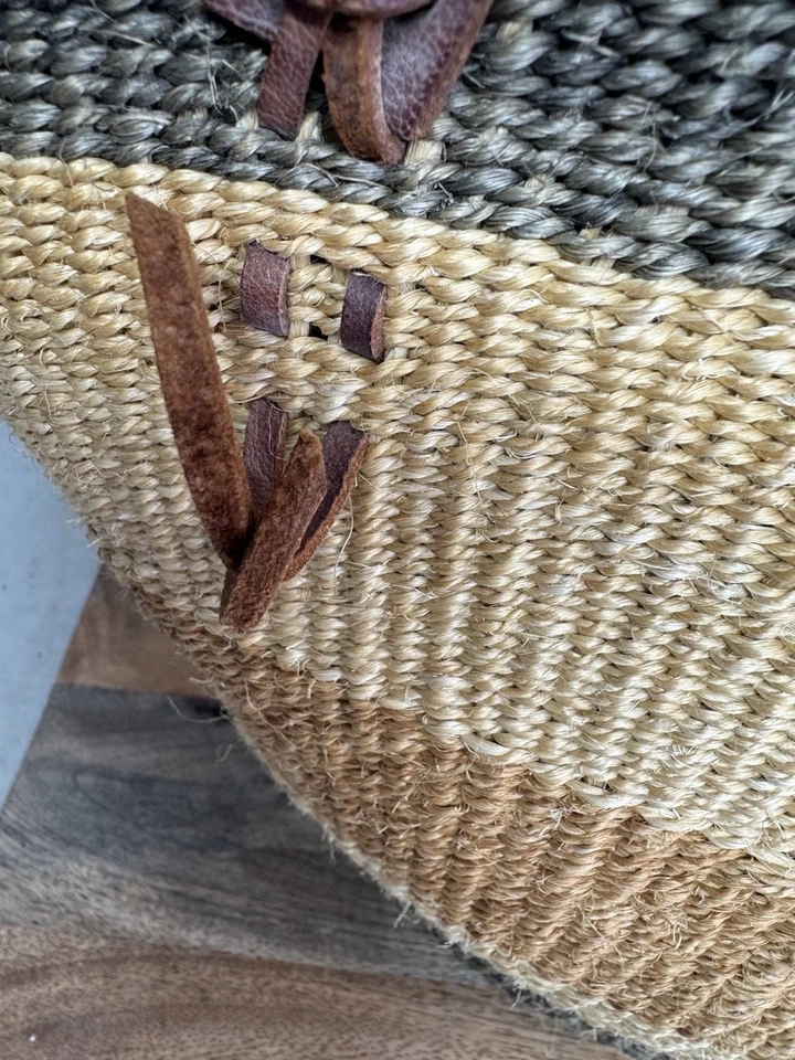 "Bolso de mercado vintage tejido con fondo redondo hecho en Kenia mango de cuero de 17""x10""" Foto 4 de 4