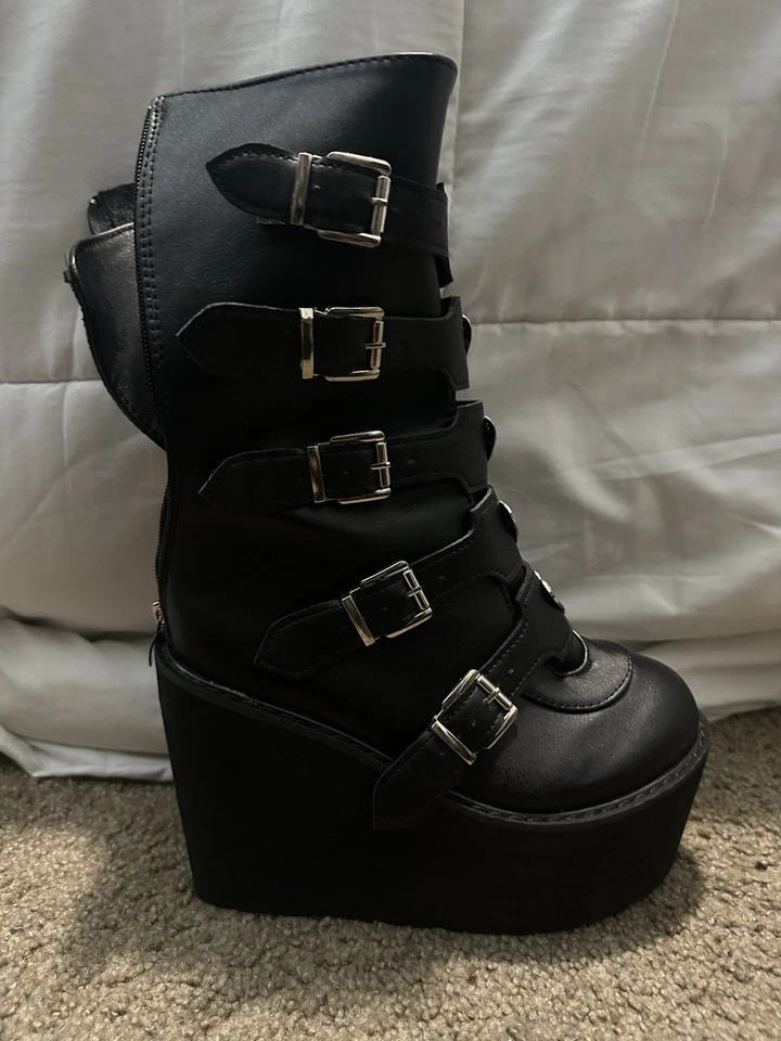 Botas Demonia Mujer Columpio 230 Negras Hebillas Corazón Plataforma Gótica Gruesas Talla 7 Foto 3 de 3