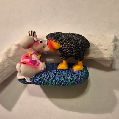 Diddl Sammelfigur/Miniszene Maus mit Schaf & schwarzem Vogel auf Base