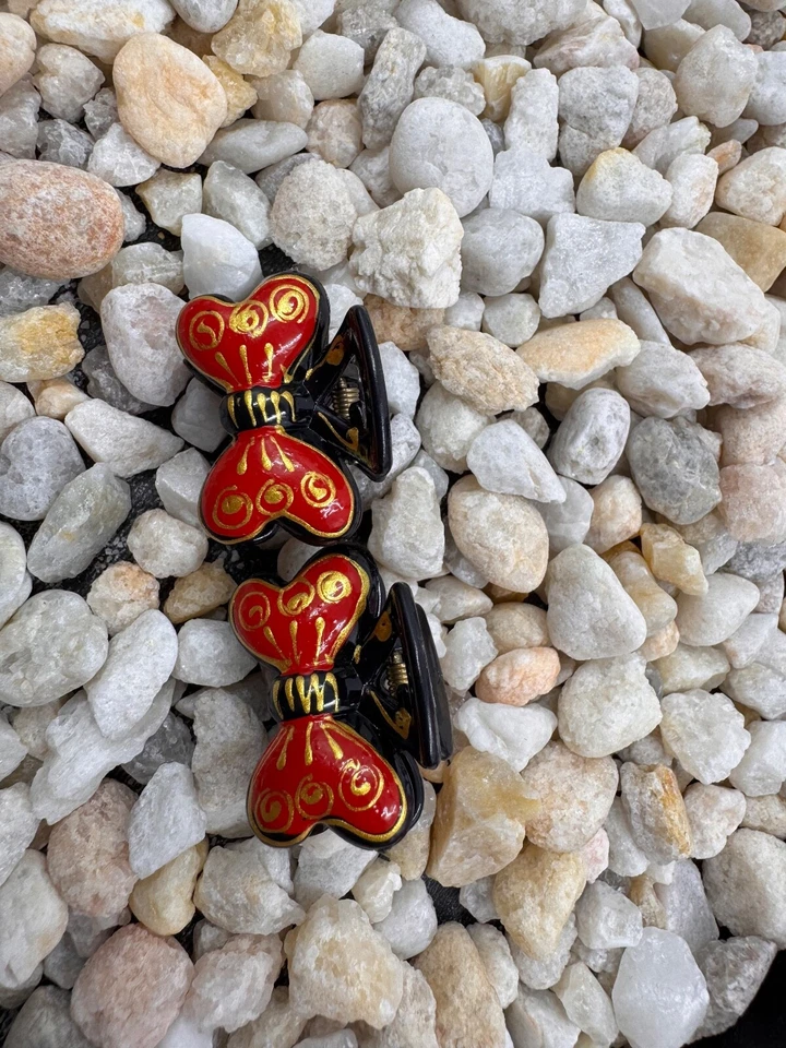 Un par de pequeñas pinzas para el cabello pintadas a mano - dos mariposas rojas Foto 2 de 4