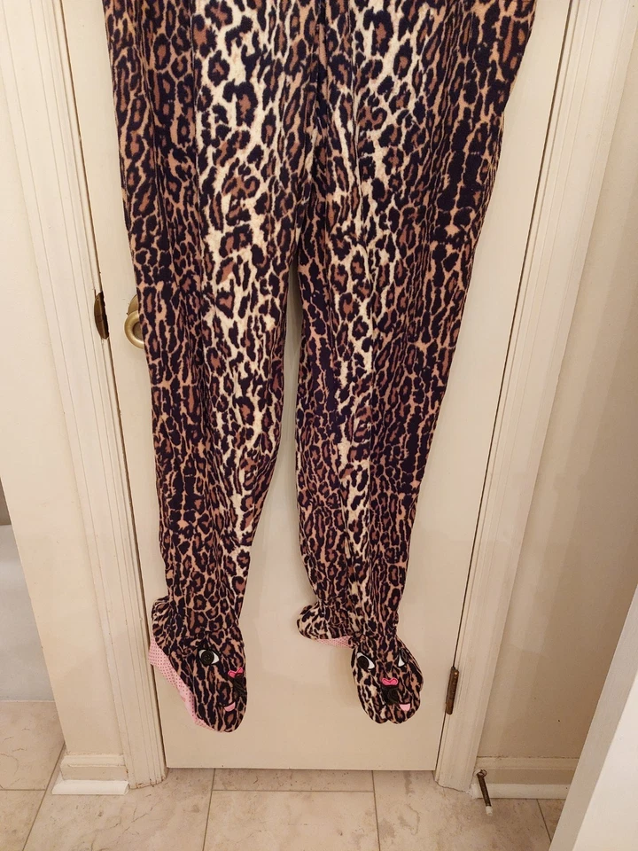 NICK & NORA ANIMAL PRINT FRONT ZIP LONG SLEEVE FLEECE FOOTED PAJAMAS - SIZE XL Foto 2 de 4