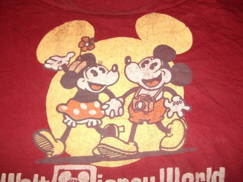 Camisa Gráfica Walt Disney Clásica Mundial Minnie Mickey Mouse Adulto XLL Burgandy - Imagen 4 de 5