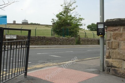 Foto 6x4 Schnitt Bench Markierung, Otley Road Harrogate Schnitt in eine Wand im Juni 2010