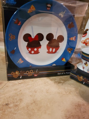 Neu mit Etikett passendes Disney ICON Set 4 Teller, Vorspeise & Handtuch Sets mit kostenlosem Geschenk - Bild 4 von 18