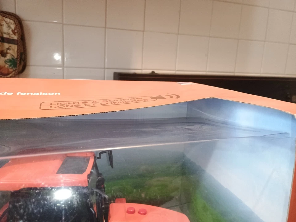 NEW RAY KUBOTA M5-111 TRACTOR WITH HAY TOOLS 1:18 - LIGHTS & SOUNDS - Image 2 of 4