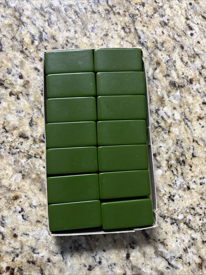 Catalin Crisloid Top Grade Dominoes Bakelite Game Set Green Complete With Box - Image 2 of 4