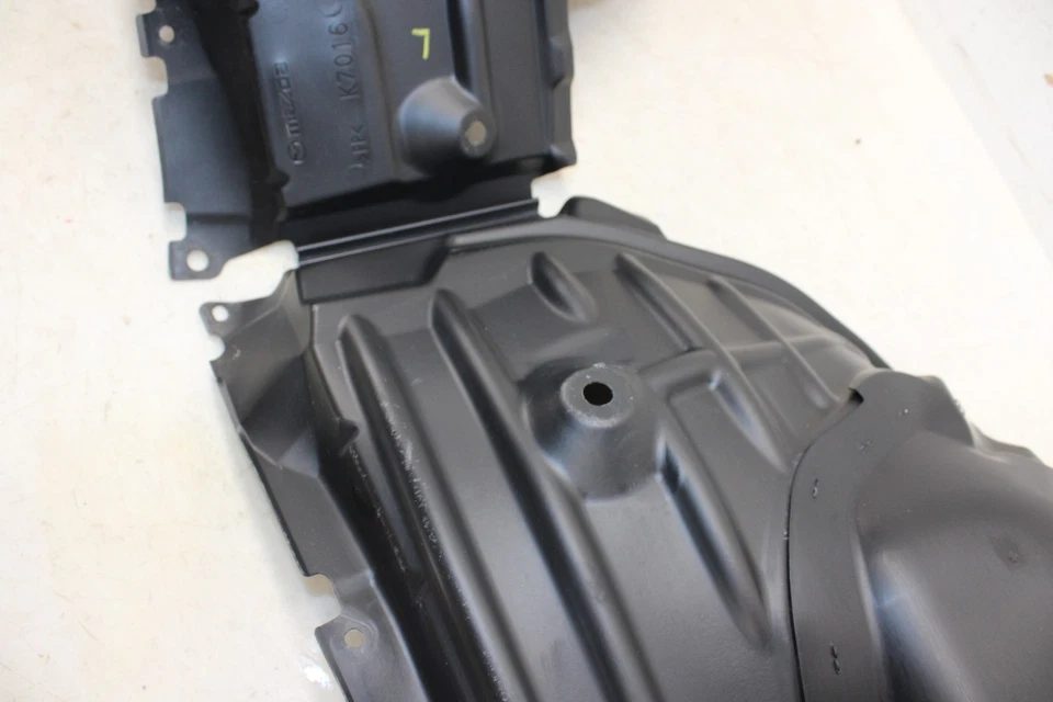 Guardabarros interior delantero izquierdo Mazda MX-5 Miata 2016-2025 OEM MV40 Foto 3 de 4