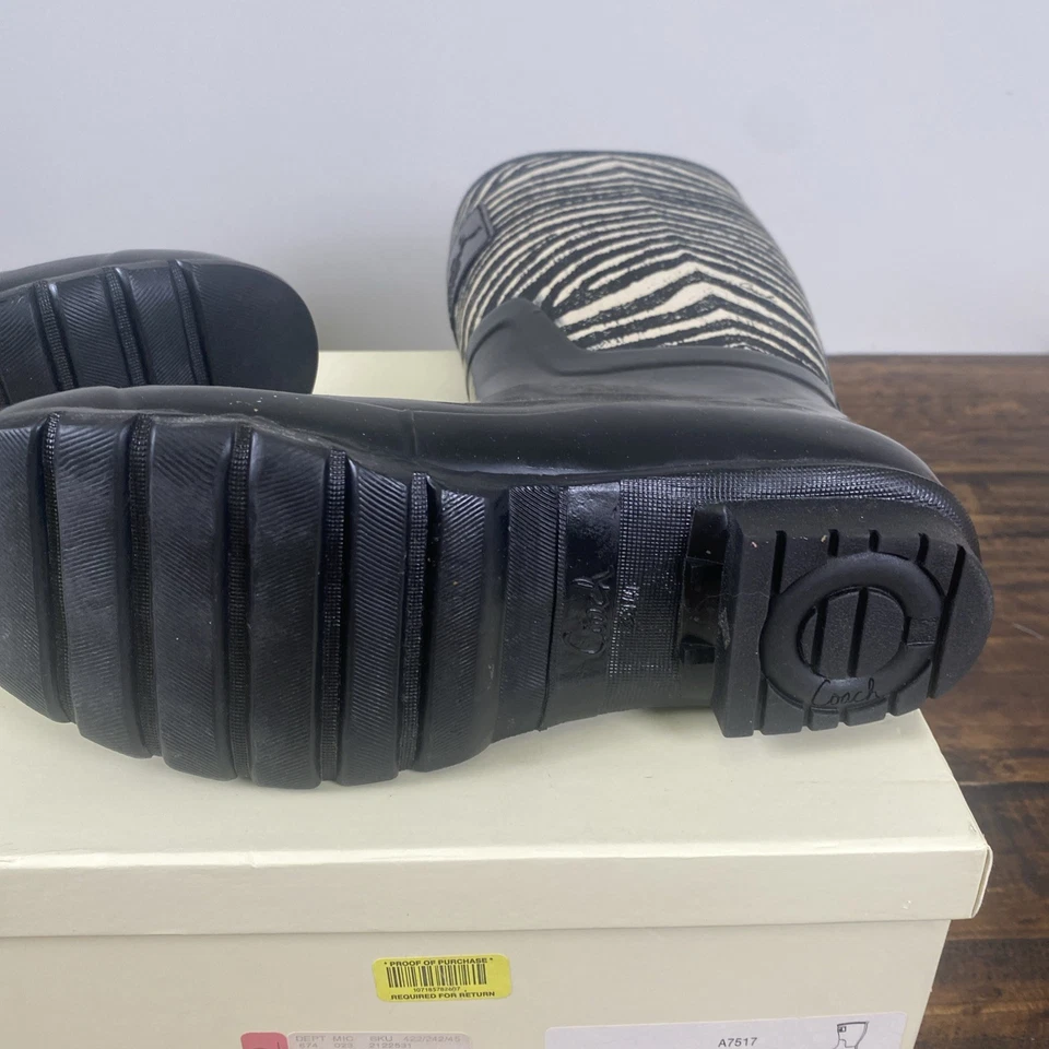 Botas de lluvia altas Coach para mujer Pearl Legacy con estampado de cebra negras/blancas talla 10M Foto 4 de 4