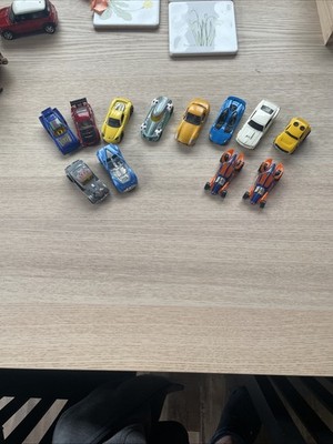 Eine Auswahl an Hot Wheel Autos einige sind Vintage und die überwiegende Mehrheit sind modern