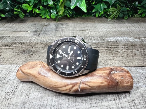 Correa de goma FKM de 22 mm de alta calidad para Seiko SKX/SRPD/5KX con hardware negro - Imagen 7 de 15