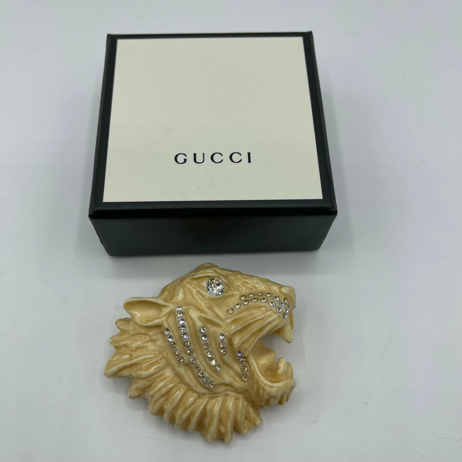 Broche tête de tigre femme Gucci résine d'ivoire rajah avec cristaux 543626 8512
