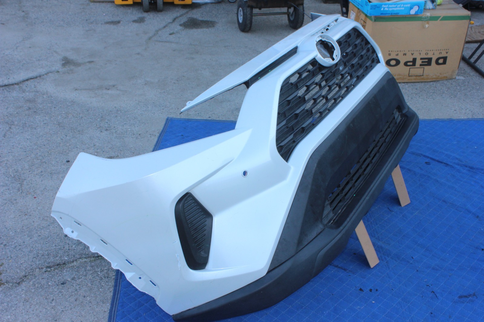 19-25 2022 TOYOTA RAV4 FRONT BUMPER COVER GRILL LOWER VALANCE WHITE GENUINE OEM