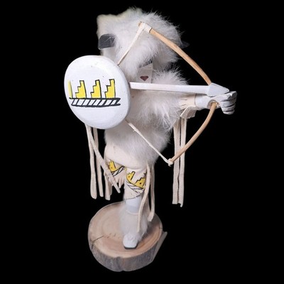 Kachina Puppe weiße Büffelkrieger FBB signiert Handarbeit Fell Holz 10 Zoll Ureinwohner