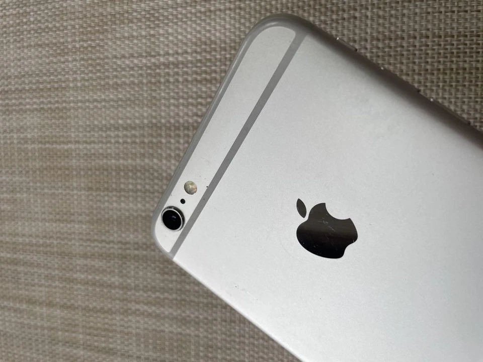 Apple iPhone 6s Plus 32GB Silver SIM Free Smartphone 6.2 x 3.1 Inch Mobile Phone - Image 3 of 4