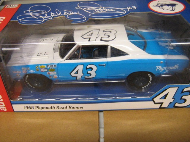 AUTO WORLD 1:18 Richard Petty 1968 Plymouth Road Runner w/White