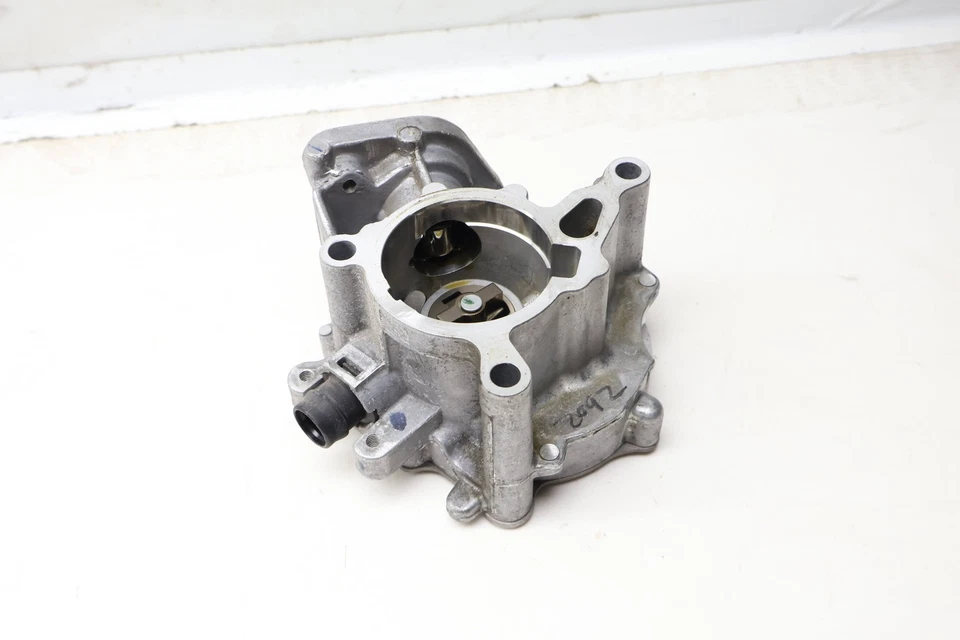 VW GOLF 2017-2018 - Bomba de vacío 06K145100BB Foto 2 de 4