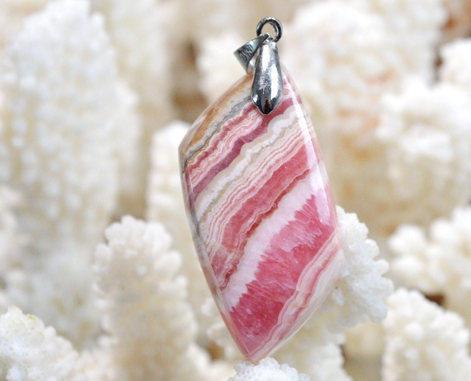Pendentif en rhodochrosite rose d'Argentine, la pierre du coeur de 74 carats