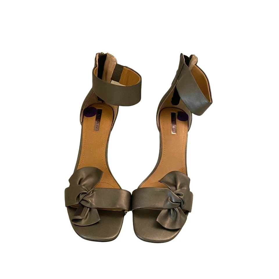 Sandalias para violonchelo Tahari talla 8,5 correa para el tobillo 3,5" tacón cremallera trasera gris Foto 2 de 4