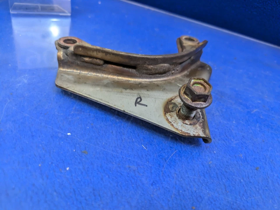 Soporte de montaje de escape OEM Infiniti 20713-1MC0A FX50 M56 Q70 pasajero derecho Foto 2 de 3