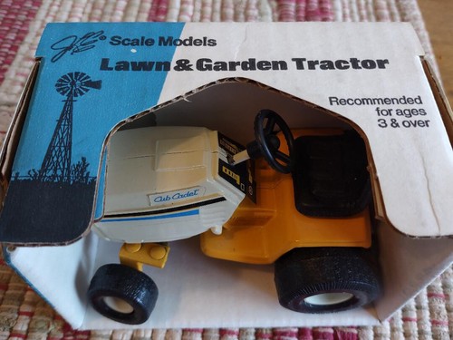 Scale Models 1/16 IH CUB CADET Lawn & Garden Tractor #1901/1810 In Original Box - Picture 2 of 4
